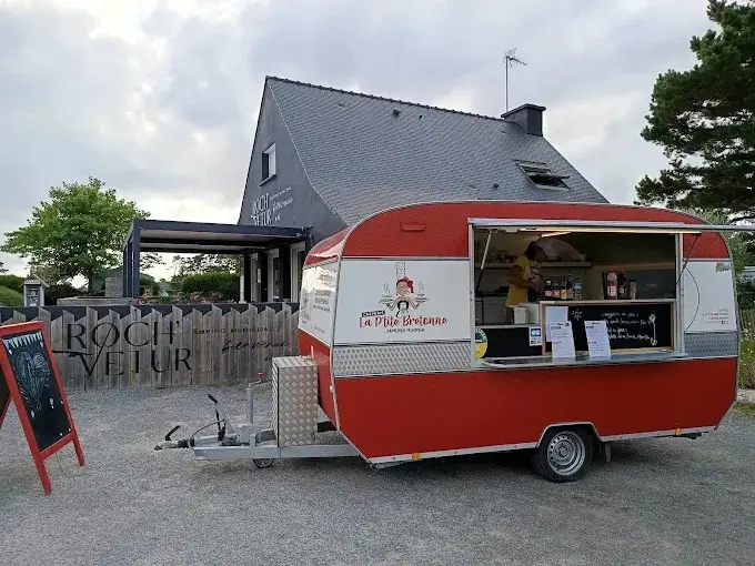 La caravane devant une maison bretonne