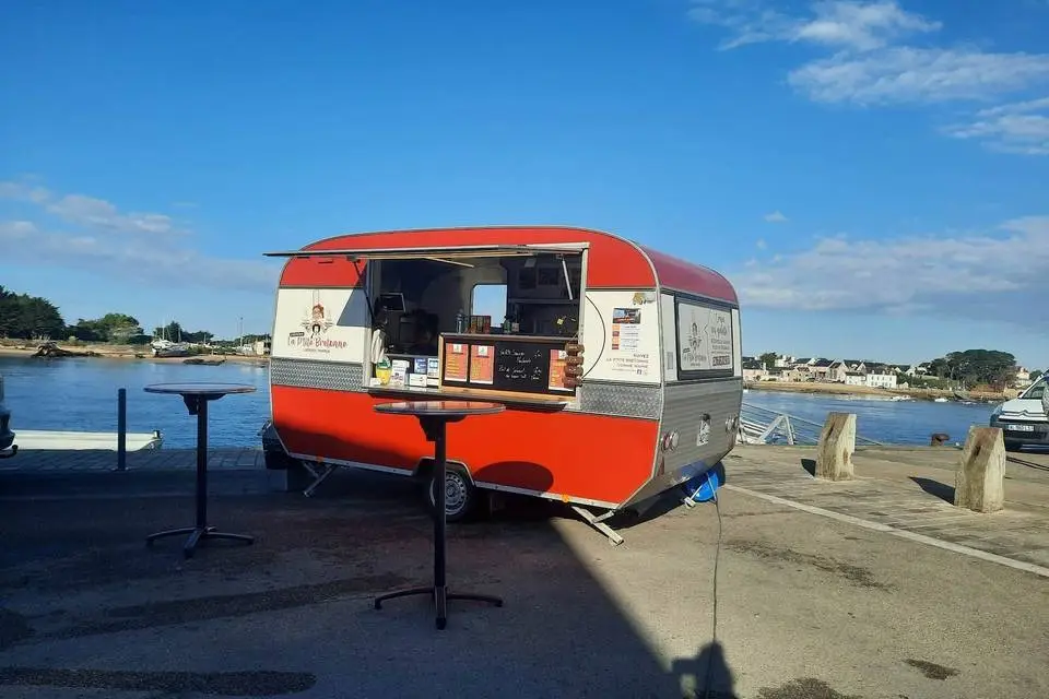 La caravane crêpes au bord de l'eau, face à la mer, sous un ciel bleu