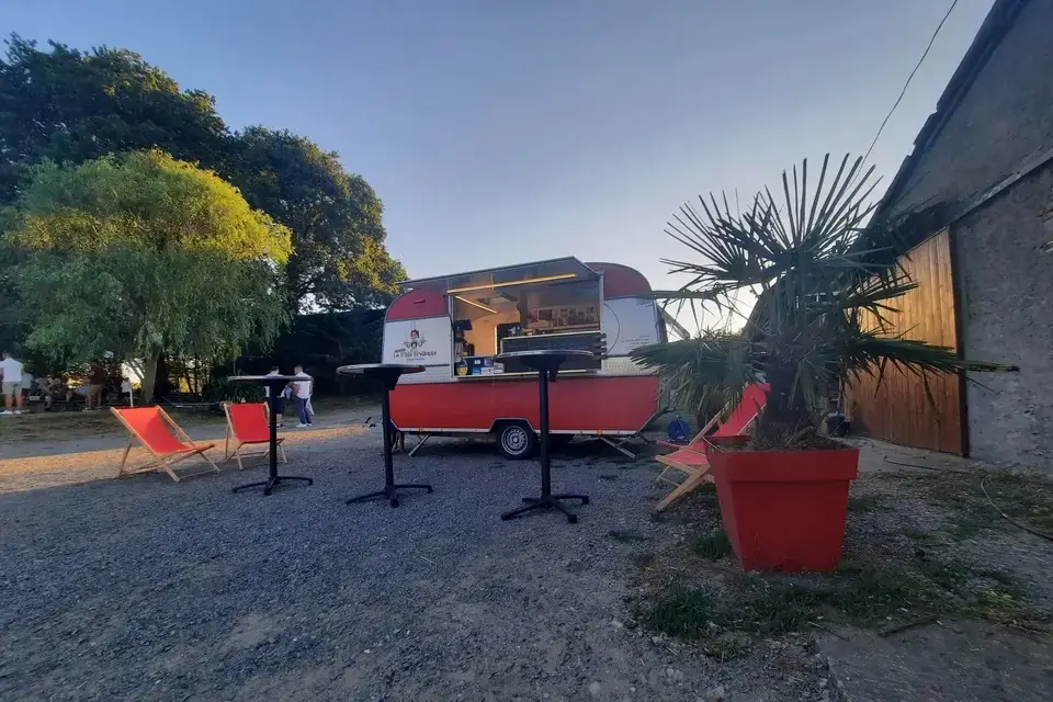 Soirée privée : transats et guirlandes devant la caravane crêperie