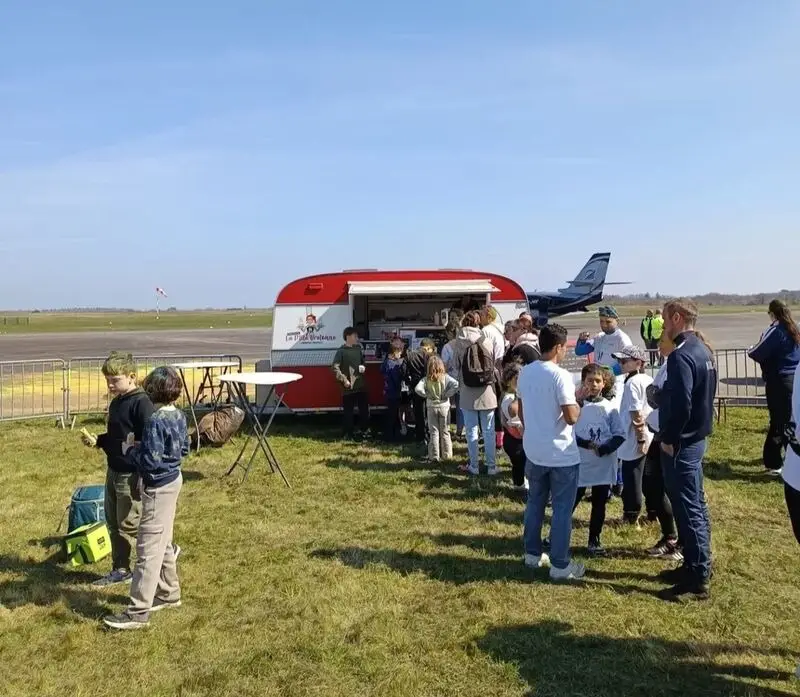 File d'attente devant la caravane crêpes lors d'un évènement en plein air sur un aérodrome