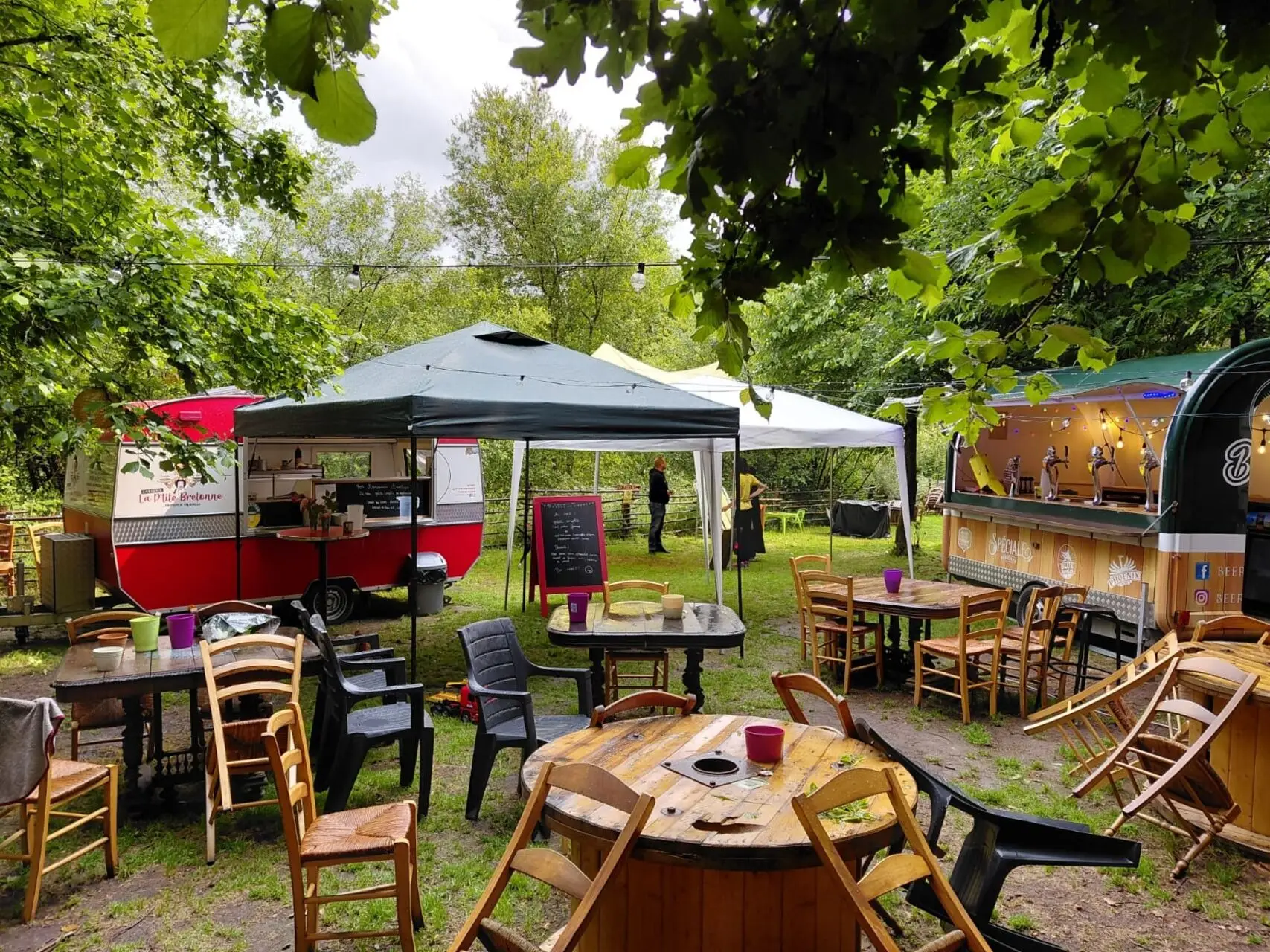 Tables et barnum dressés dans un jardin pour une privatisation de la caravane