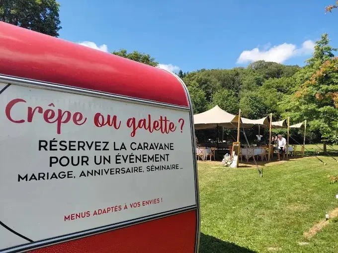 Panneau : Crêpe ou galette ? Réservez la caravane
